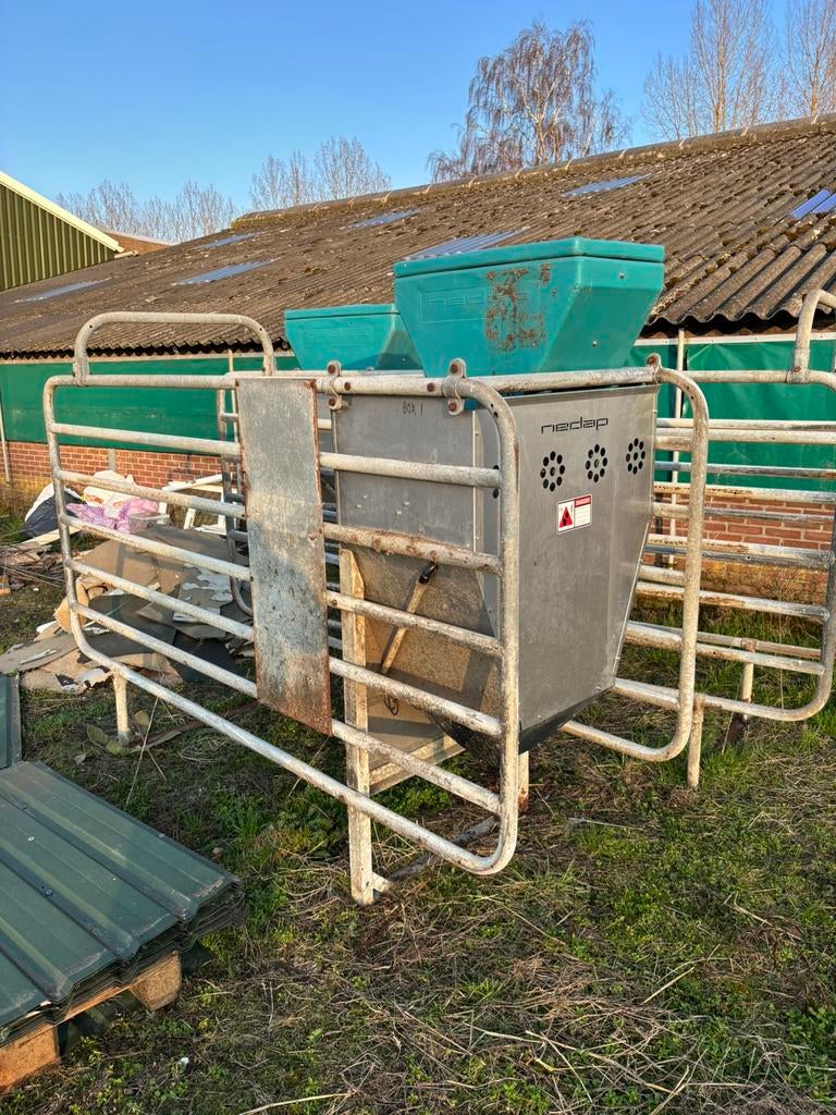 Krachtvoerboxen Nedap, Stalling