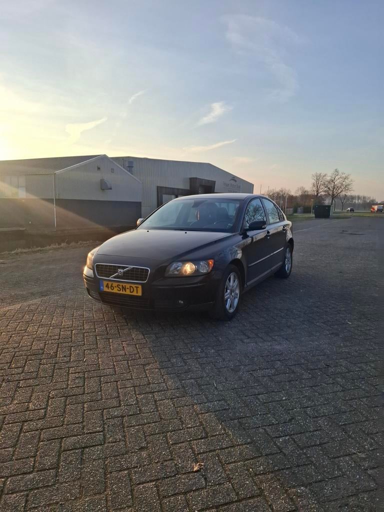 Volvo S40 1.8 2006 Zwart, Auto's, Voorwielaandrijving, 125 pk, 4 cilinders, Zwart