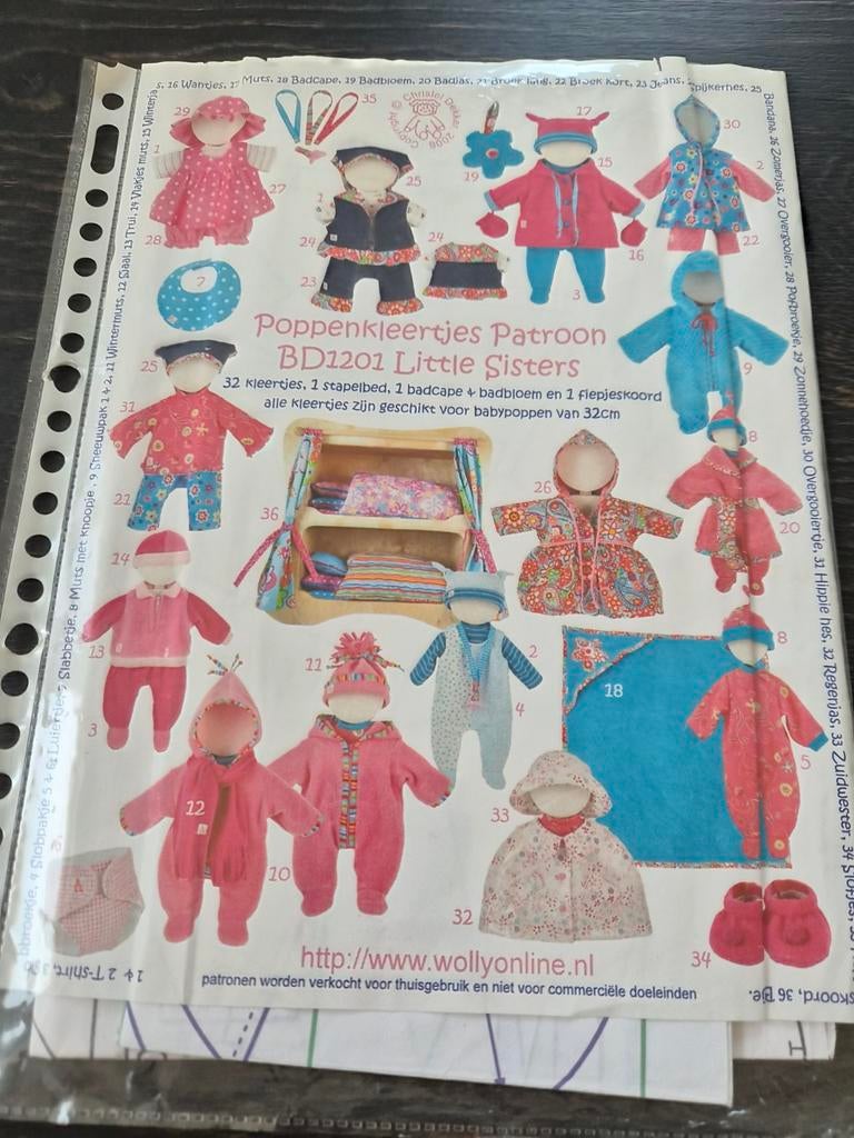 Wollyonline Poppenkleertjes Patroon BD1201 Little Sisters, Ophalen of Verzenden, Gebruikt, Overige typen