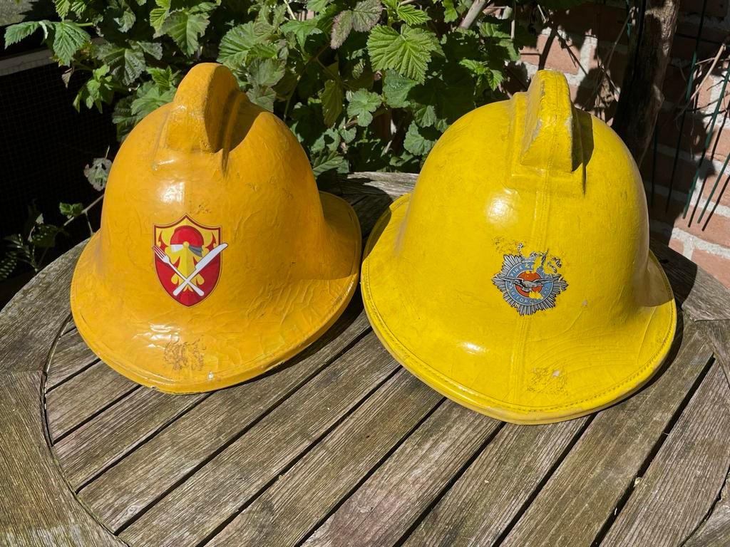 Twee Engelse brandweerhelmen - Vintage brandweer uitrusting, Ophalen of Verzenden, Gebruikt