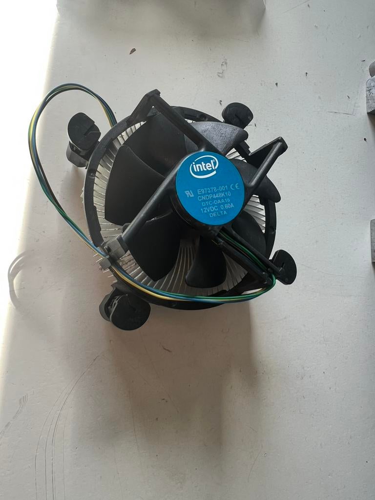 Standaard Intel CPU cooler, Computers en Software, Computerkoelers, Ophalen of Verzenden, Zo goed als nieuw, Luchtkoeling