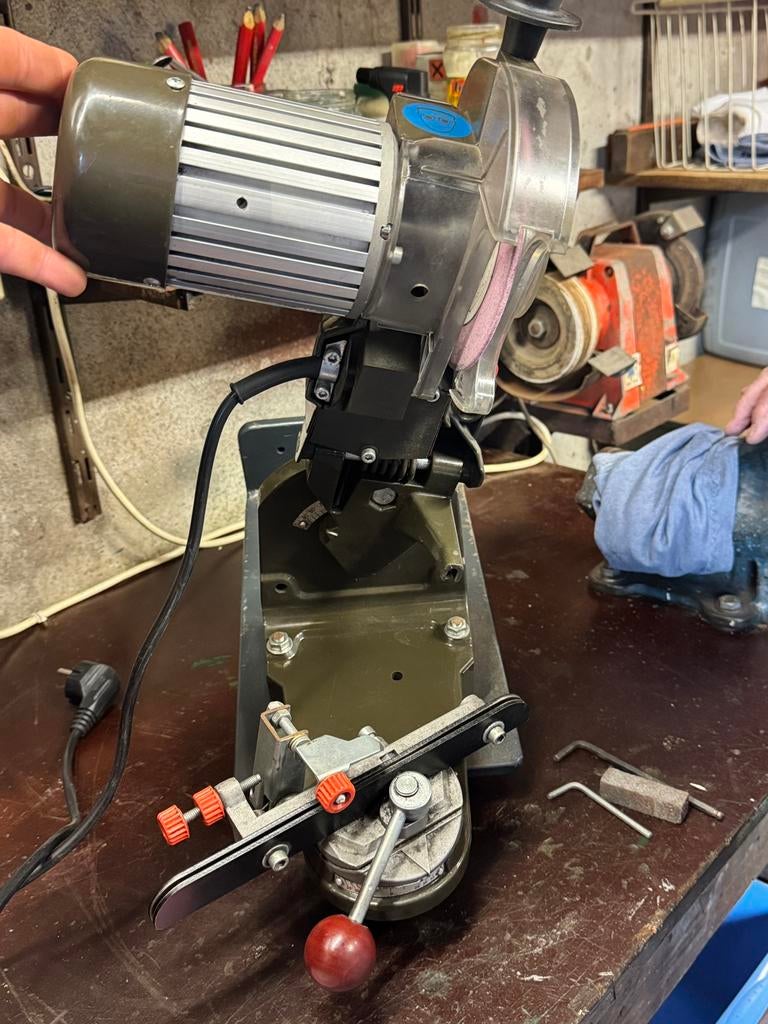 Pro grinder ketting slijper, Ophalen, Zo goed als nieuw, Minder dan 700 watt, Werkbankslijpmachine