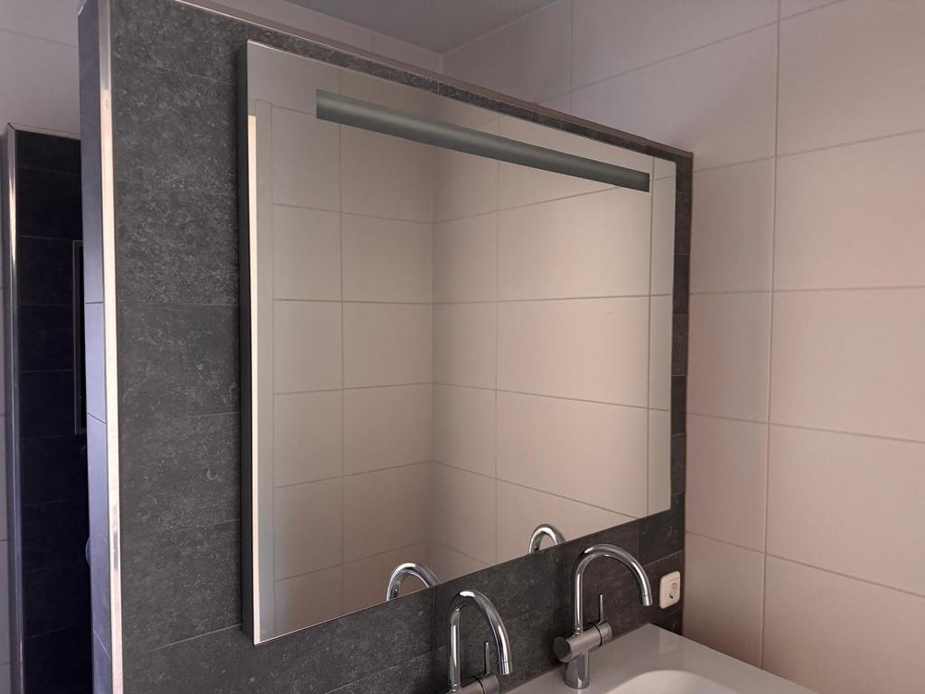 Badkamerspiegel met verlichting en anti-condens functie, Huis en Inrichting, Badkamer | Badtextiel en Accessoires, Ophalen, Gebruikt