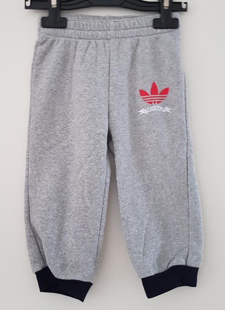 Grijze Adidas joggingbroek maat 80 NIEUW (0621) a, Adidas, Broekje, Nieuw, Ophalen of Verzenden