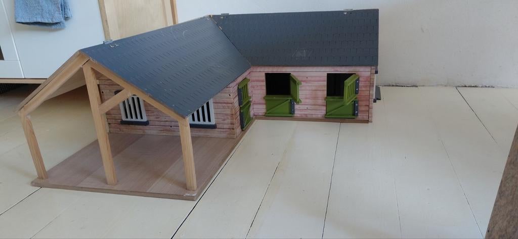 Kids Globe Paardenhoekstal met 3 Boxen en Berging schaal1:24, Ophalen, Gebruikt