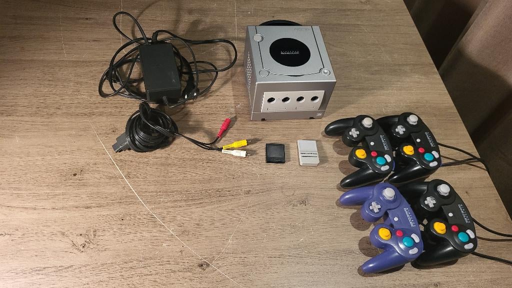 Nintendo Gamecube + 4 controllers + games, Met games, Ophalen of Verzenden, Zo goed als nieuw, Met 3 controllers of meer