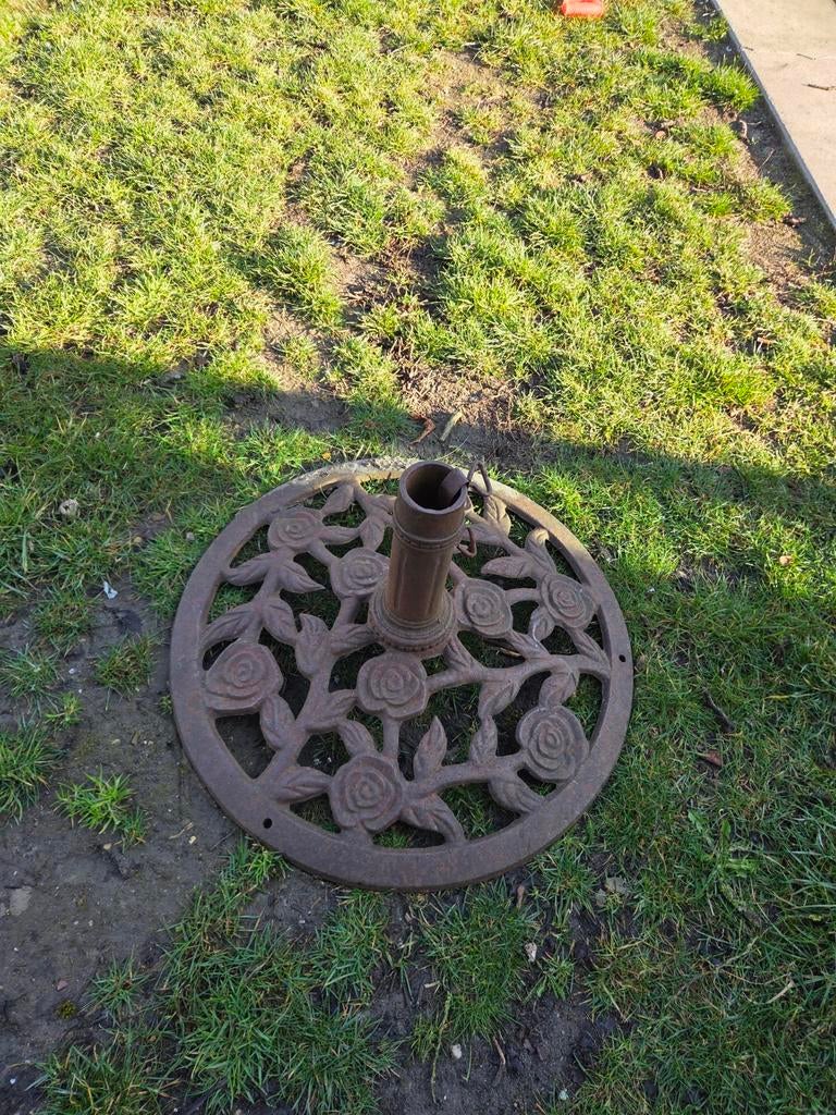 Antieke gietijzeren parasolvoet met rozenmotief, Ophalen, Gebruikt, Minder dan 1 meter, Parasolvoet