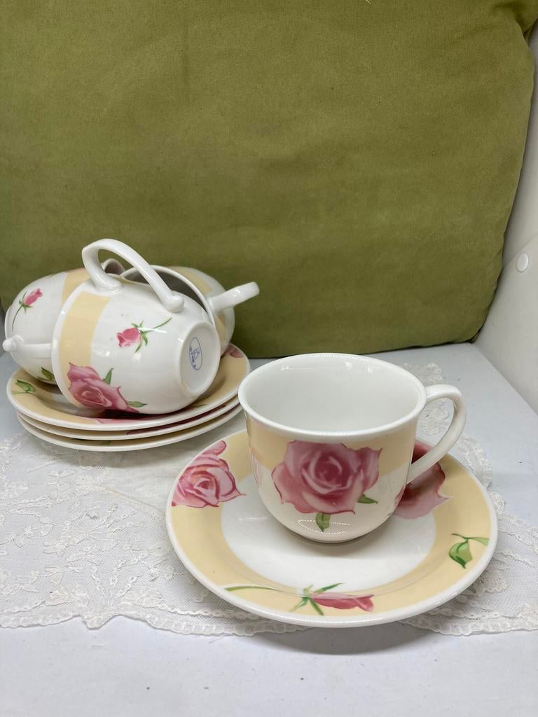 Kop en schotel rozen (120623), Ophalen of Verzenden, Porselein, Overige stijlen, Kop(pen) en/of Schotel(s)