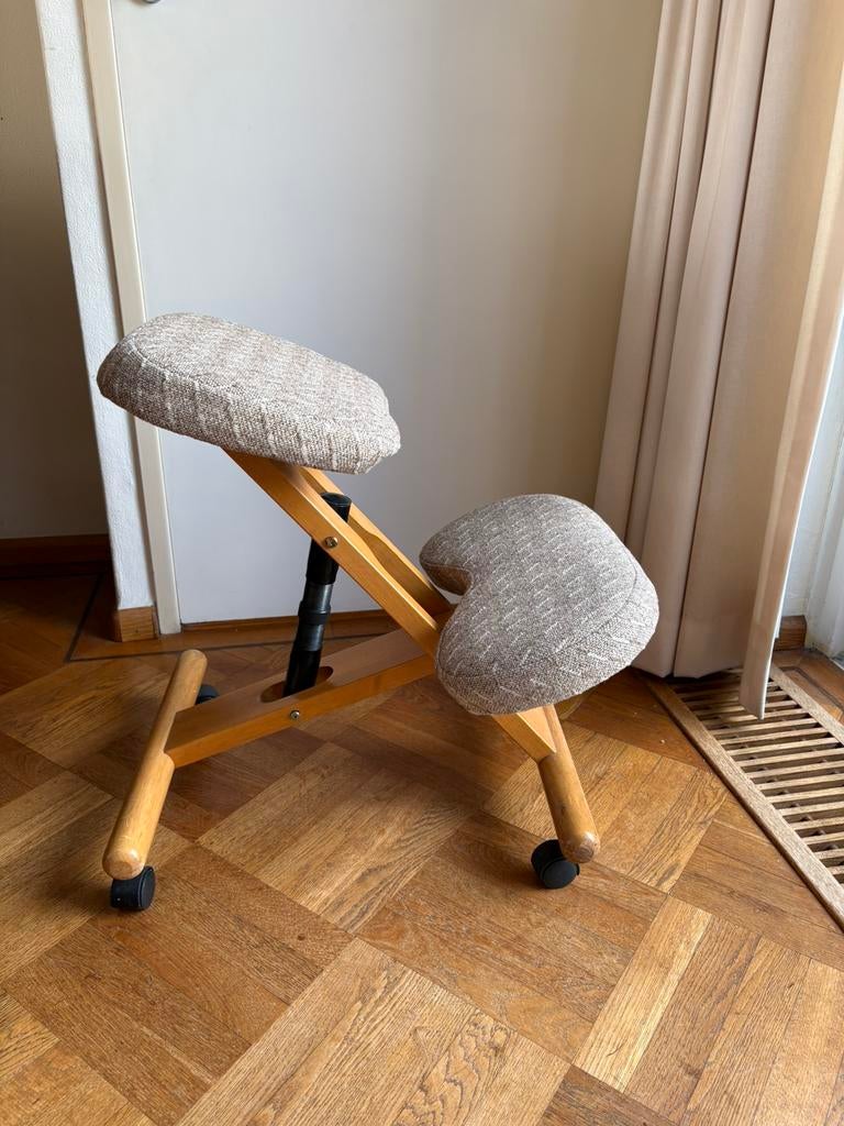 Ergonomische kruk, Ophalen, Zo goed als nieuw, Hout