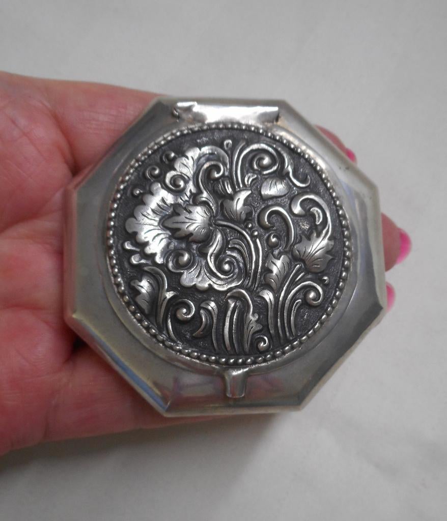 Zilveren antieke Djokja doos nr.1449, Antiek en Kunst, Verzenden, Zilver