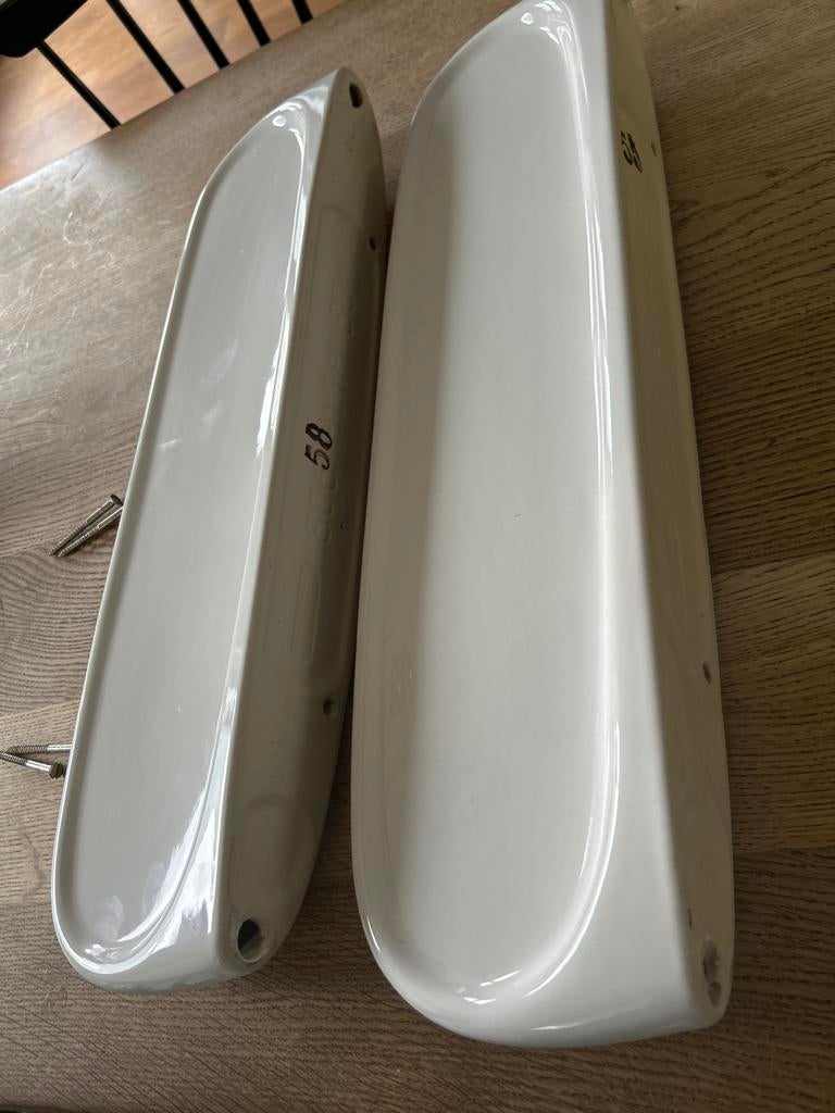 2x white ceramic shelves, Ophalen, Zo goed als nieuw