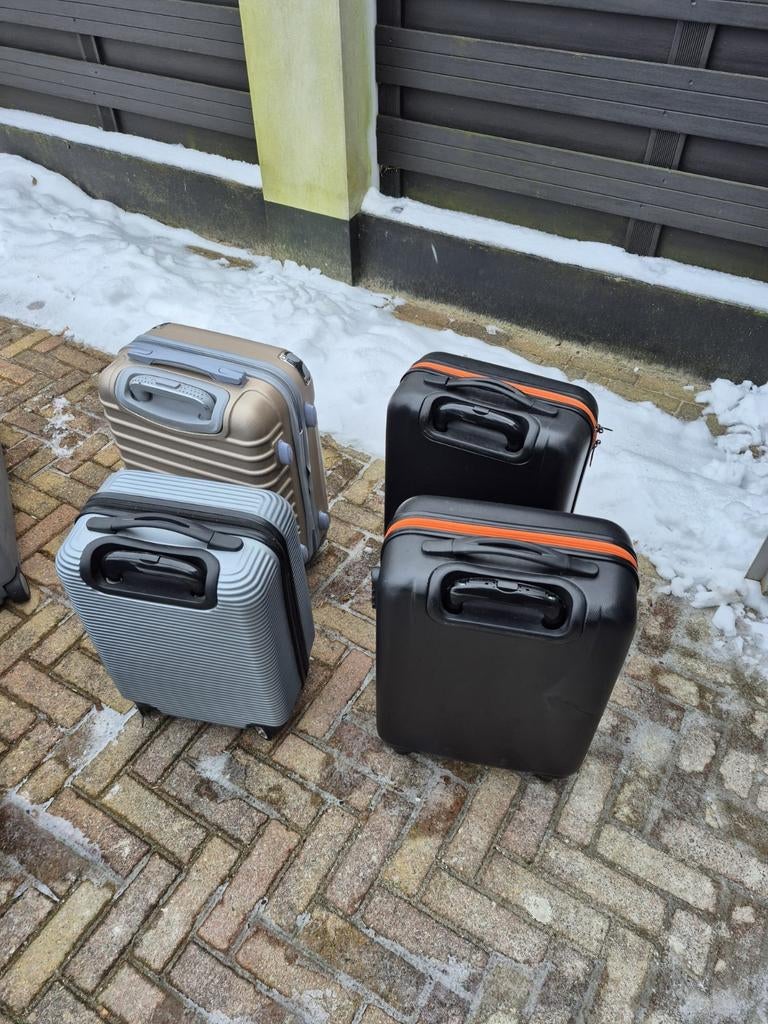 Trolleys 4 stuks, 2x zwart , 1x grijs en 1 x taupe kleur, Ophalen, Zo goed als nieuw, Hard kunststof, Minder dan 50 cm