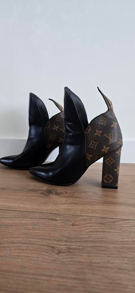 Louis Vuitton Pokerface Enkellaarzen maat 38., Ophalen of Verzenden