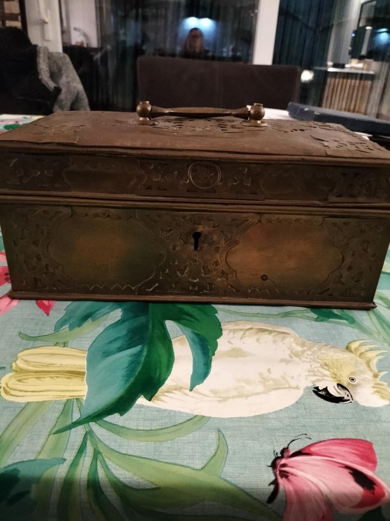 Antiek kistje met mooi beslag, Ophalen of Verzenden, Brons