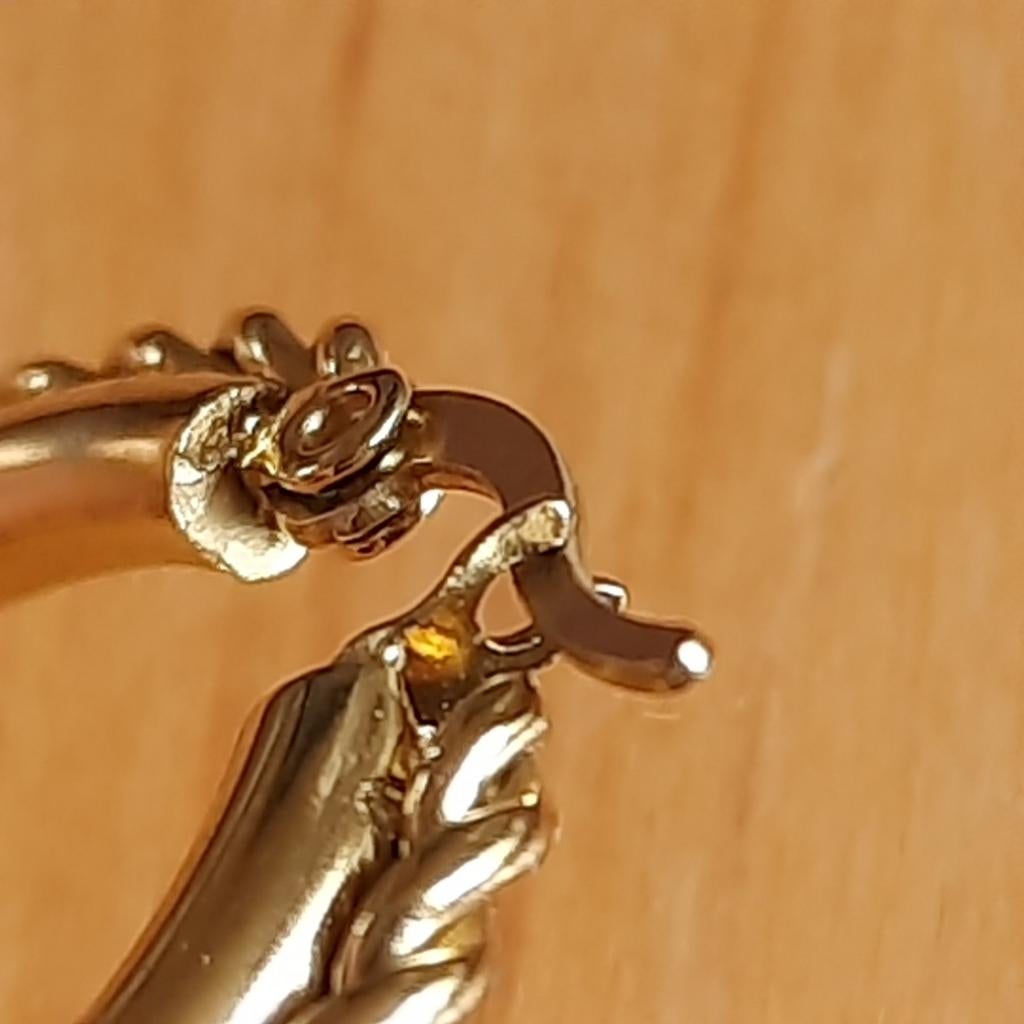 Eén Grote Vergulde Creool Oorbel, Ophalen of Verzenden, Zo goed als nieuw, Goud, Overige materialen