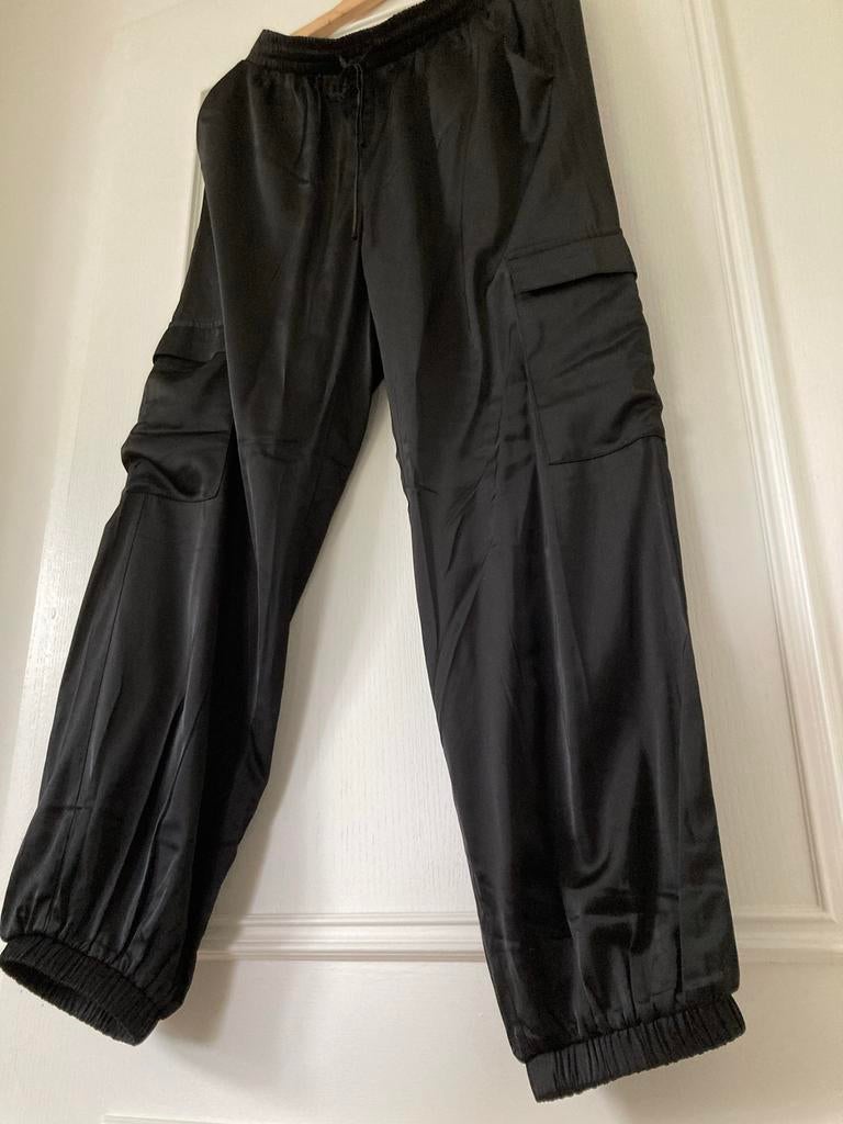 Zwarte cargo broek satijn, Maat 38/40 (M), Zwart, Ophalen of Verzenden, Zo goed als nieuw