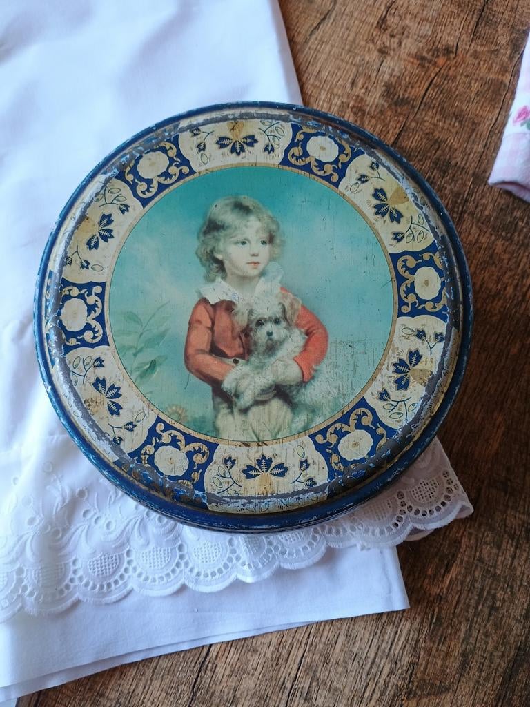 Brocant oud Engels koekjes blik - Jongen met hondjr, Ophalen of Verzenden