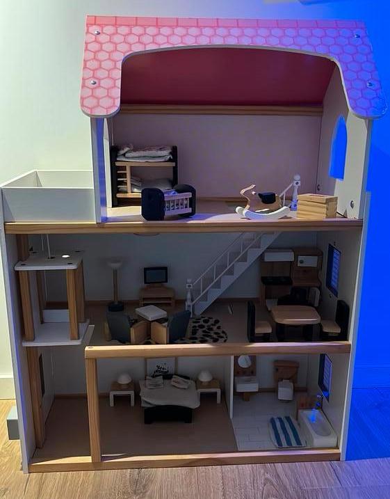 Poppenhuis compleet met meubeltjes, Ophalen, Zo goed als nieuw, Poppenhuis