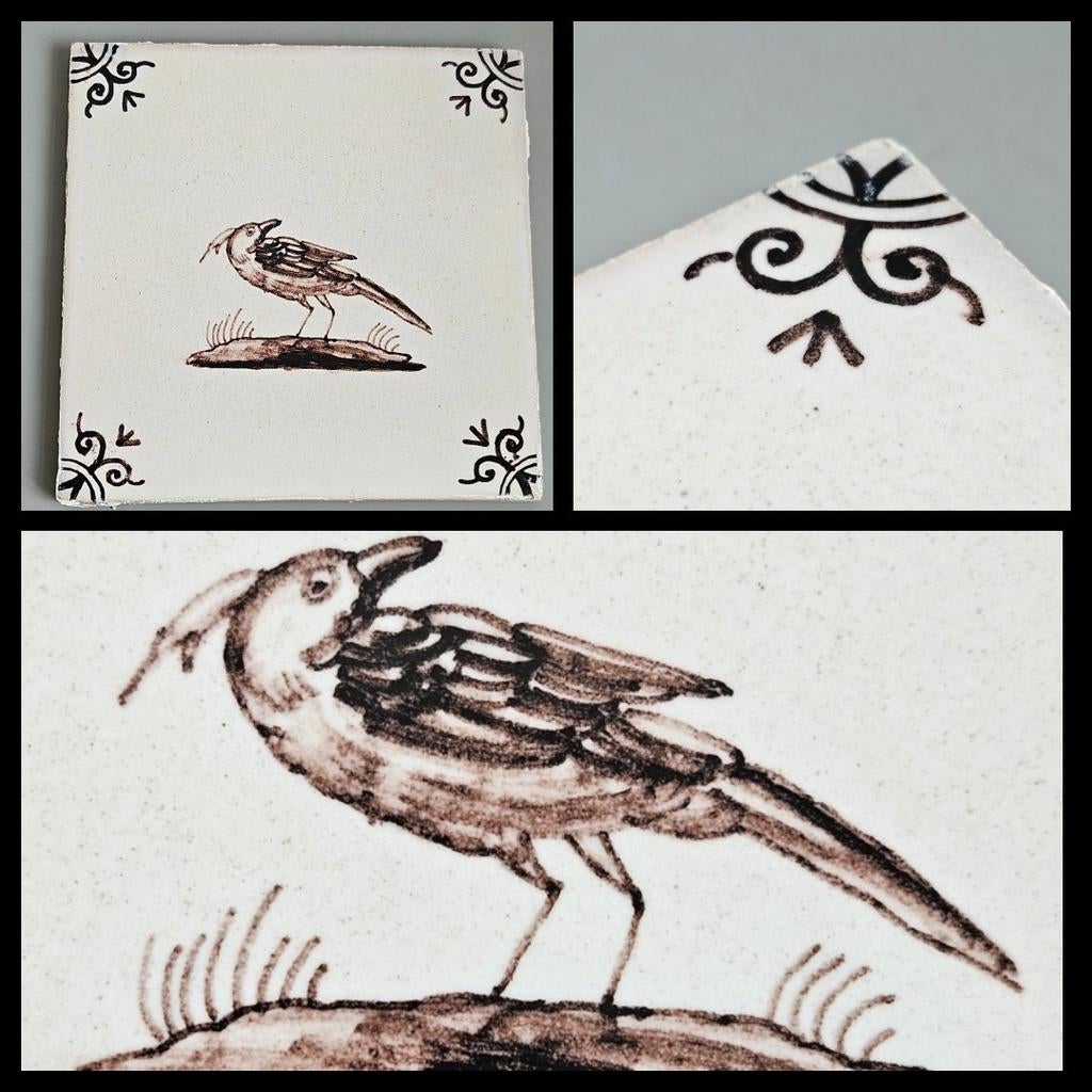 Mangaan tegel,  voorstelling van een vogel 13 x 13 cm., Antiek en Kunst, Ophalen of Verzenden