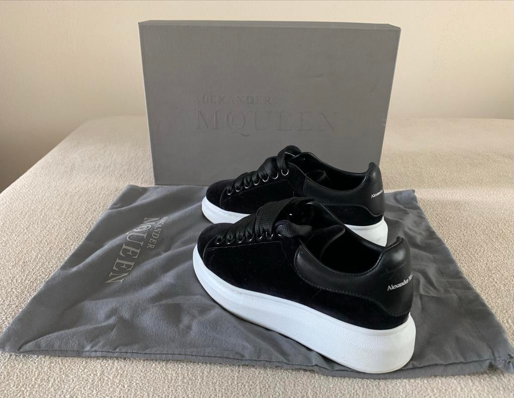 Alexander McQueen Suède Sneakers Zwart Maat 35, Zwart, Nieuw, Ophalen of Verzenden, Sneakers of Gympen