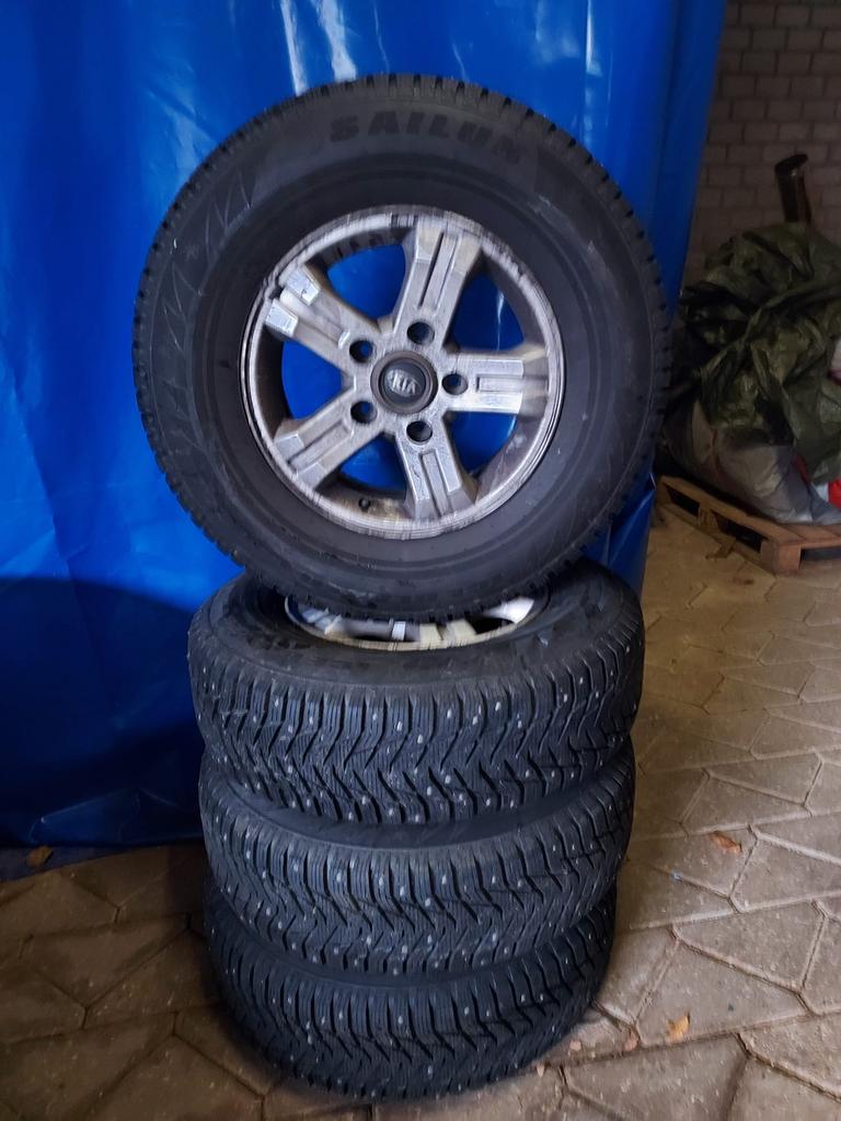 Kia velgen met 16 inch spike banden, Auto-onderdelen, Ophalen, 16 inch, 235 mm, All Season