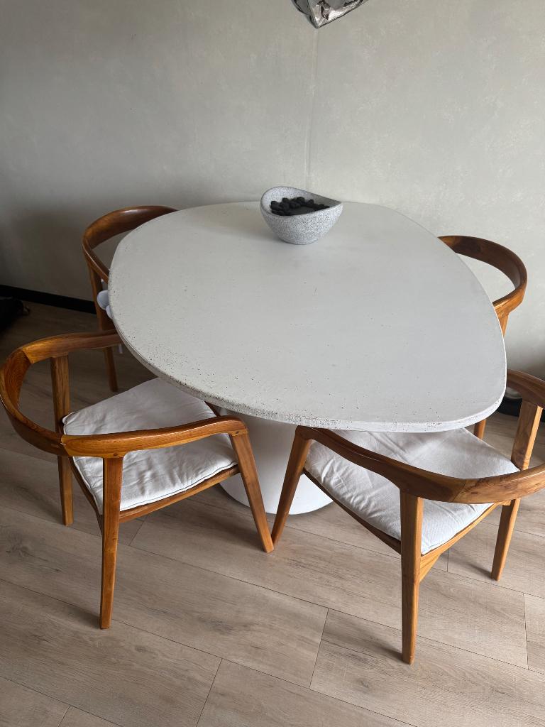 Bogard eettafel pebble 130x110cm en 4 eetkamerstoelen, Ophalen, Overige materialen, Zo goed als nieuw, Organisch japandi