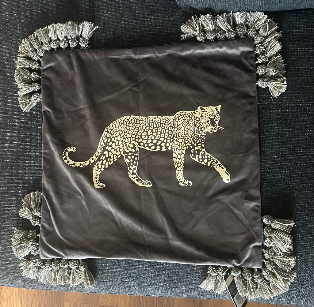 2x kussenhoes paoletti luipaard 45x45 cm, Ophalen, Zo goed als nieuw, Grijs, Vierkant