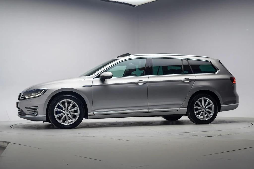 Volkswagen Passat 1.4 TSI GTE [ Panoramadak Camera LED ], Gebruikt, Hybride Elektrisch/Benzine, 1600 kg, 93 €/maand