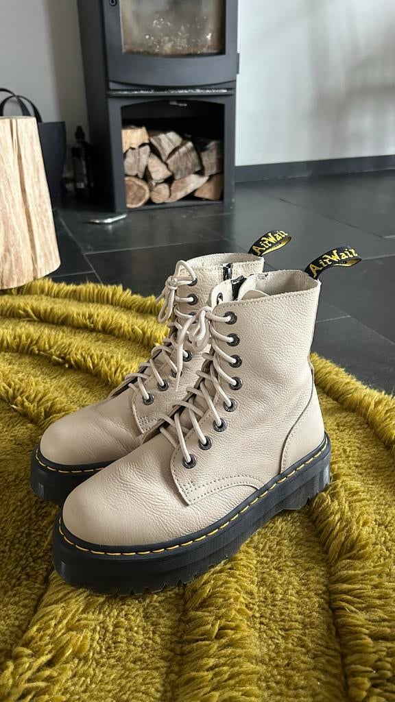 Dr. Martens Jadon III Taupe Leer - Zo goed als nieuw, Kleding | Dames, Schoenen, Ophalen of Verzenden, Zo goed als nieuw, Overige kleuren