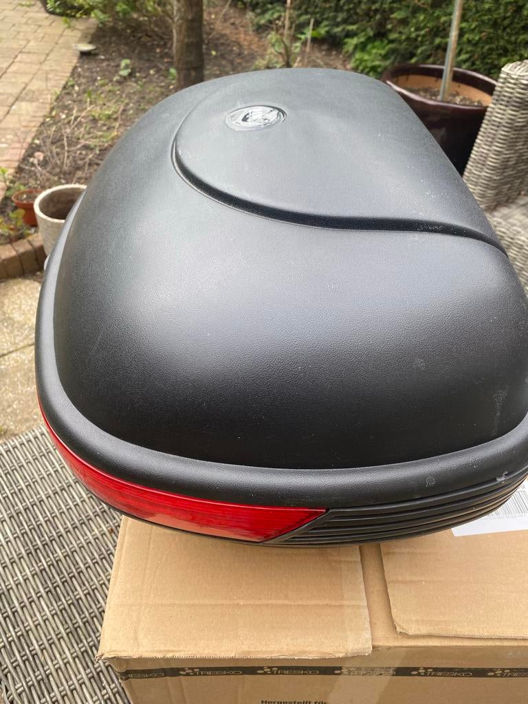 Scooter helm koffer - Ruime opbergruimte voor je helm, Ophalen of Verzenden, Zo goed als nieuw