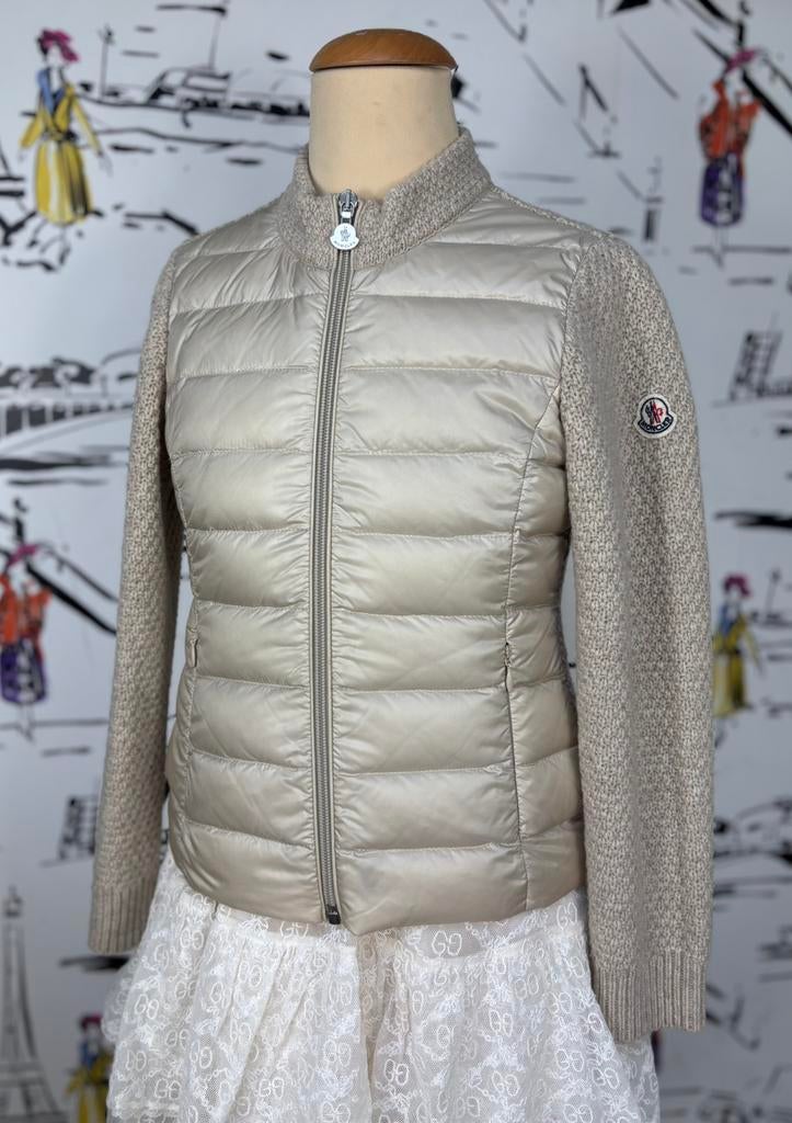 Moncler zandkleurig vest met dons jasje maat 8, Moncler EU, Trui of Vest, Nieuw, Moncler