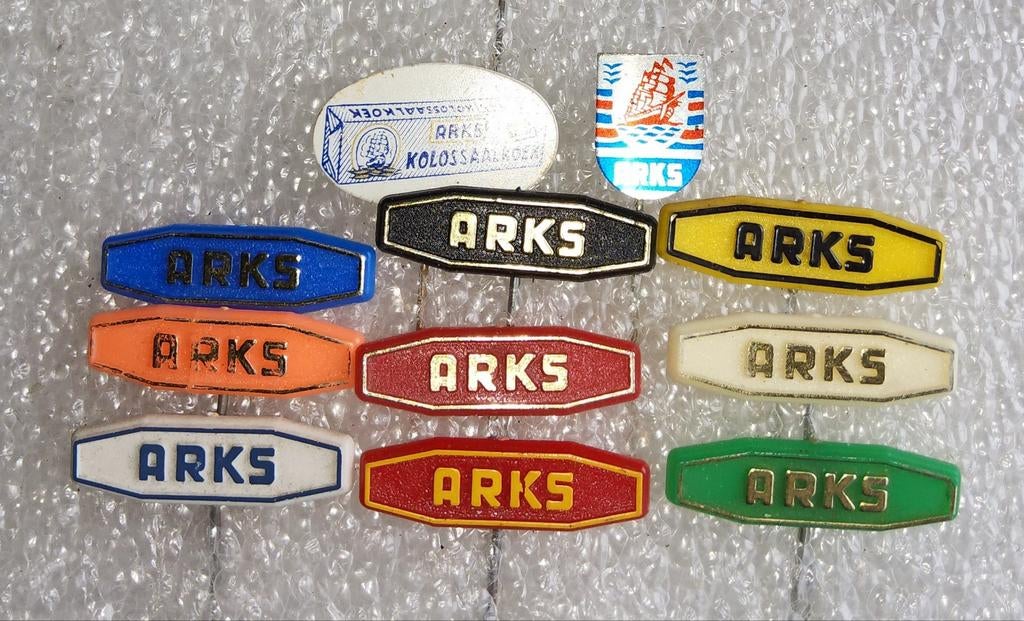 11 Vintage Arks Beschuit Speldjes Collectie, Ophalen of Verzenden, Gebruikt, Merk, Speldje of Pin
