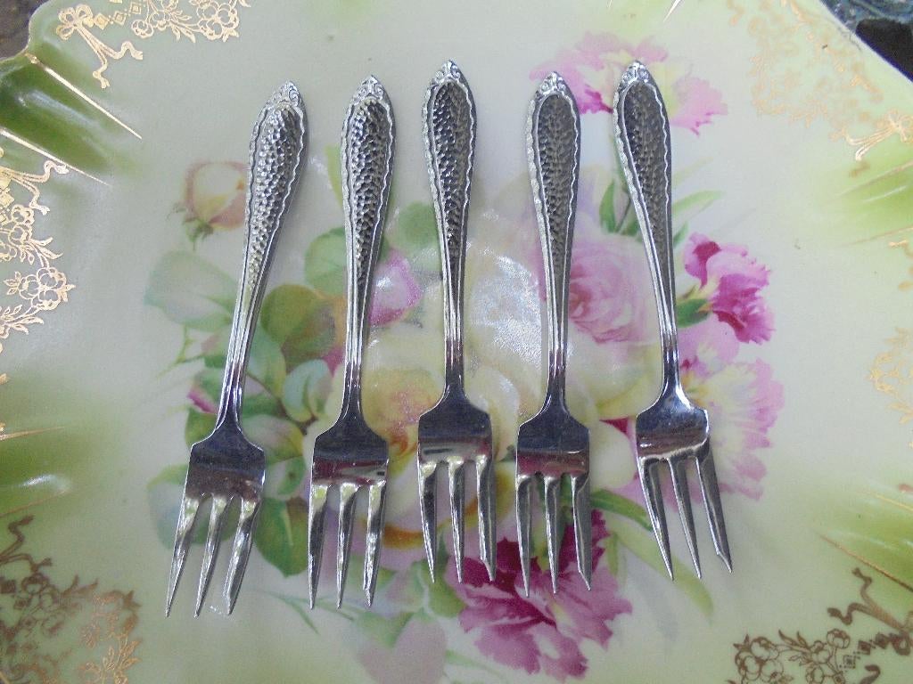 5 gebaksvorkjes sierlijk randje en hamerslag SOLA, Ophalen of Verzenden