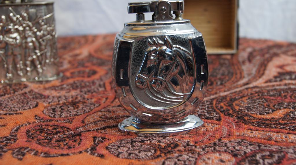 Tafel Aanstekers, Verzamelen, Rookartikelen, Aanstekers en Luciferdoosjes, Ophalen of Verzenden, Gebruikt, Aansteker