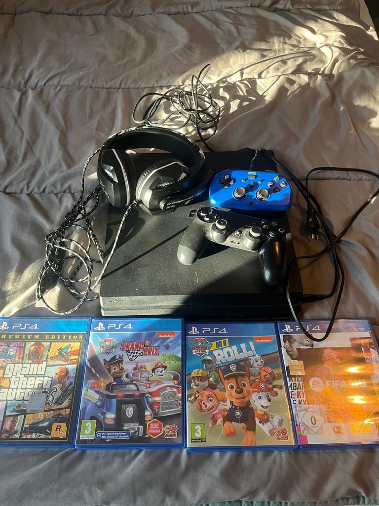 PlayStation 4 Pro met 2 controllers, 4 games en headset, Met games, Met 2 controllers, Ophalen of Verzenden, Zo goed als nieuw