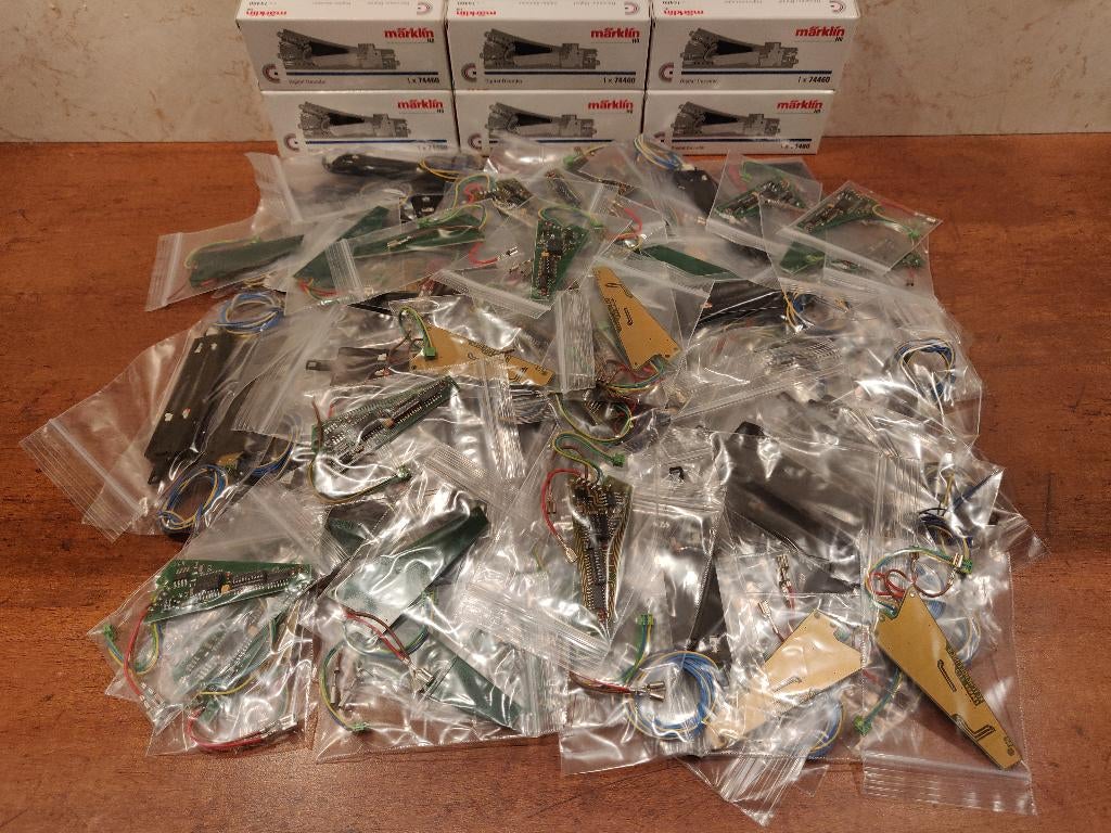 ** MÄRKLIN ** DECODERS ** AANDRIJVINGEN ** NIEUWSTAAT **, Hobby en Vrije tijd, Modeltreinen | H0, Zo goed als nieuw, Overige typen