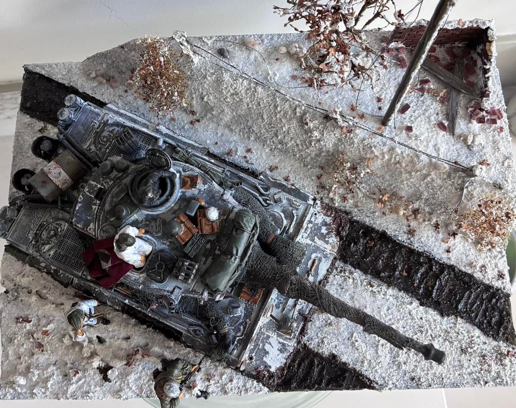 Diorama 1:35 Tamiya Tiger 1 eastern front met 4 figuren, Ophalen of Verzenden, Zo goed als nieuw, 1:35 tot 1:50