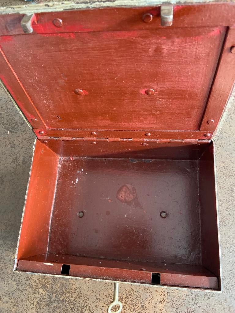 Oude geldkist met sleutel, eventueel vast te schroeven, Huis en Inrichting, Brandblussers en Brandkasten, Ophalen of Verzenden