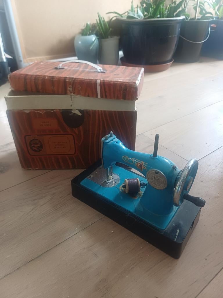 Antieke blauwe naaimachine met koffer, Antiek en Kunst, Antiek | Naaimachines, Ophalen of Verzenden