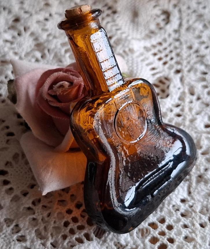 2 Kleine bruine glazen sier flesjes, 1 gitaar, Antiek en Kunst, Ophalen of Verzenden