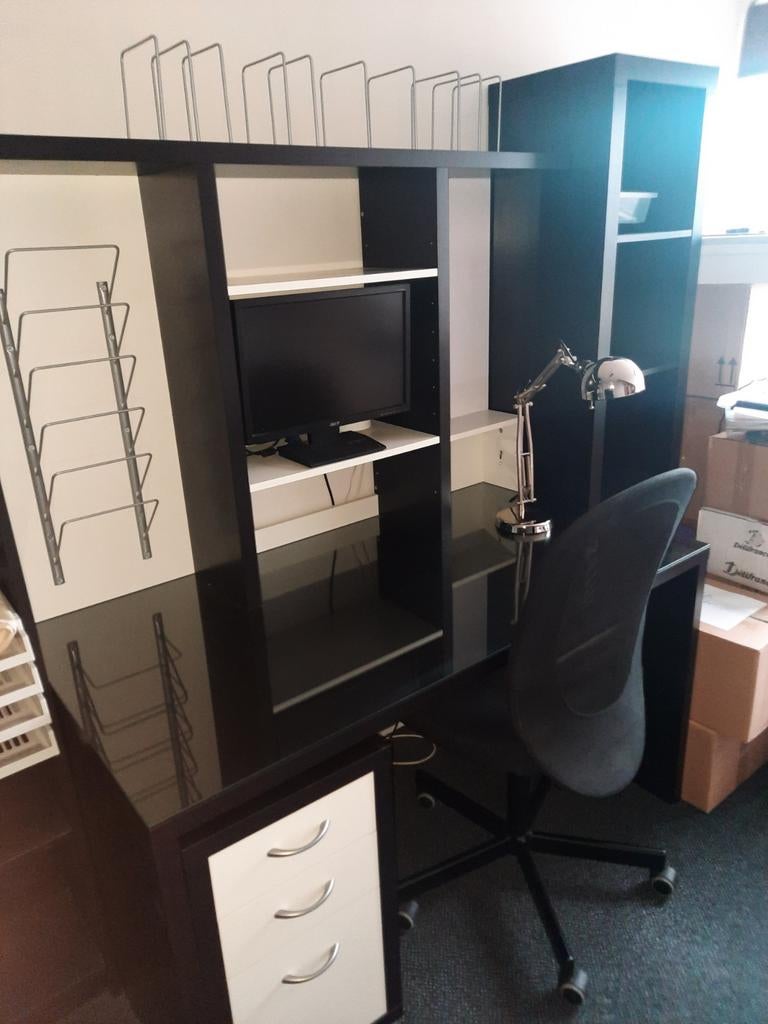 Ikea bureau met opbouw en glasplaat, Ophalen, Gebruikt