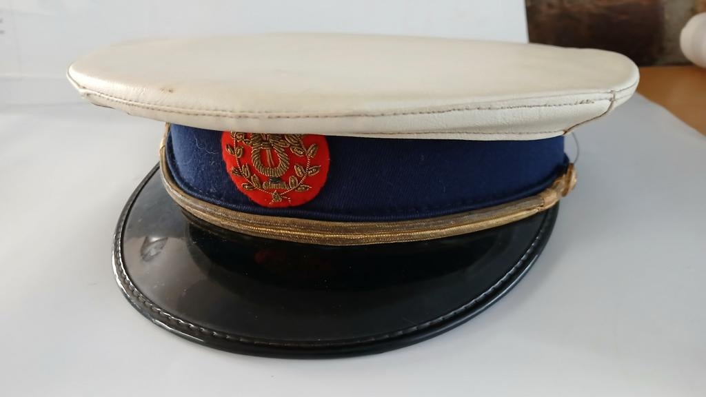 Wit leren platte pet., Verzamelen, Militaria | Algemeen, Ophalen of Verzenden, Landmacht, Nederland, Helm of Baret