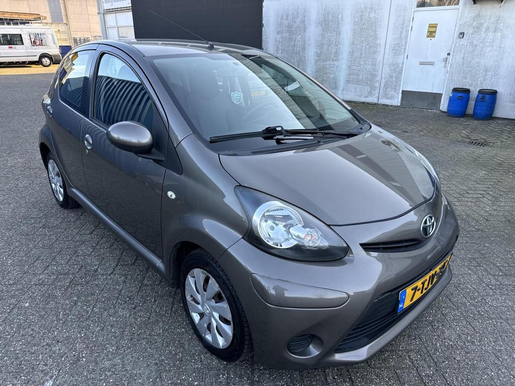 Toyota Aygo 1.0 VVT-i Airco / Nieuwe motor 5Drs, Voorwielaandrijving, Euro 5, Gebruikt, Bruin
