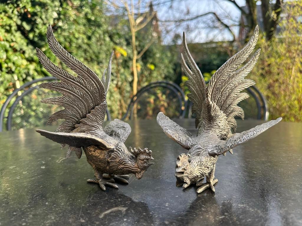 Twee zilverkleurige metalen vechthanen kemphanen, Ophalen of Verzenden