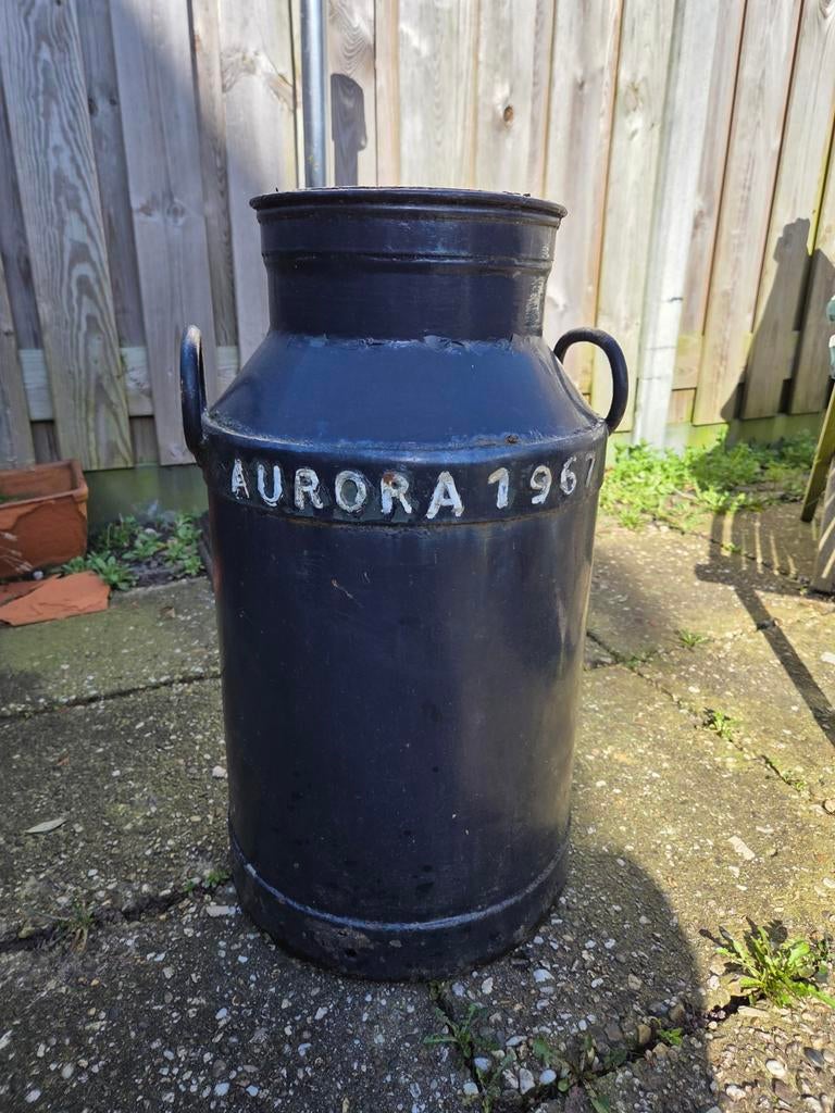 Melkbus geschilderd donker blauw, Ophalen