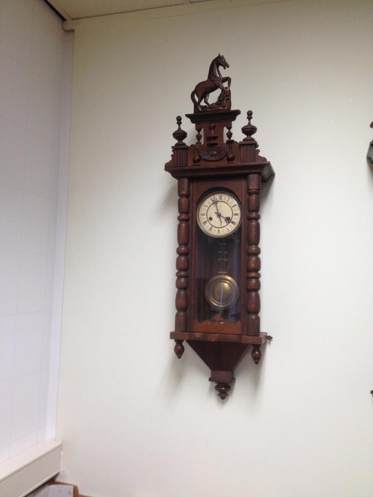 Antieke paardjesregulateur in eiken kast., Ophalen