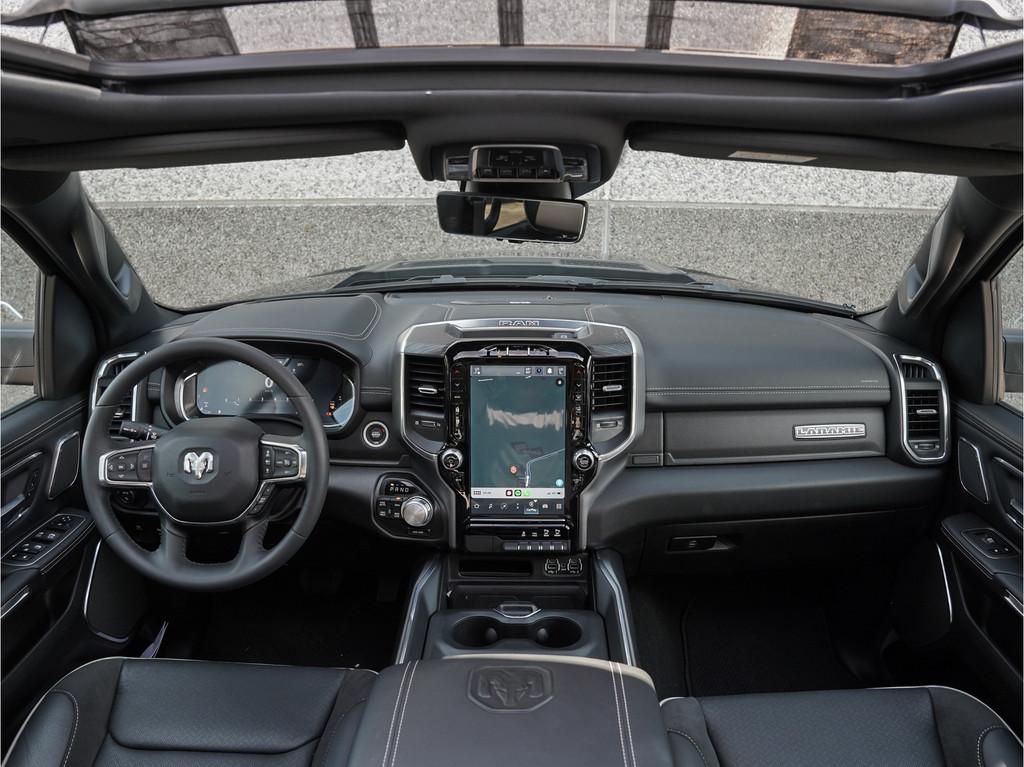 Dodge Ram 1500 5.7L V8 Laramie Night 4x4 CrewCab Panoramadak, Auto's, Automaat, Adaptive Cruise Control, 2460 kg, 5654 cc