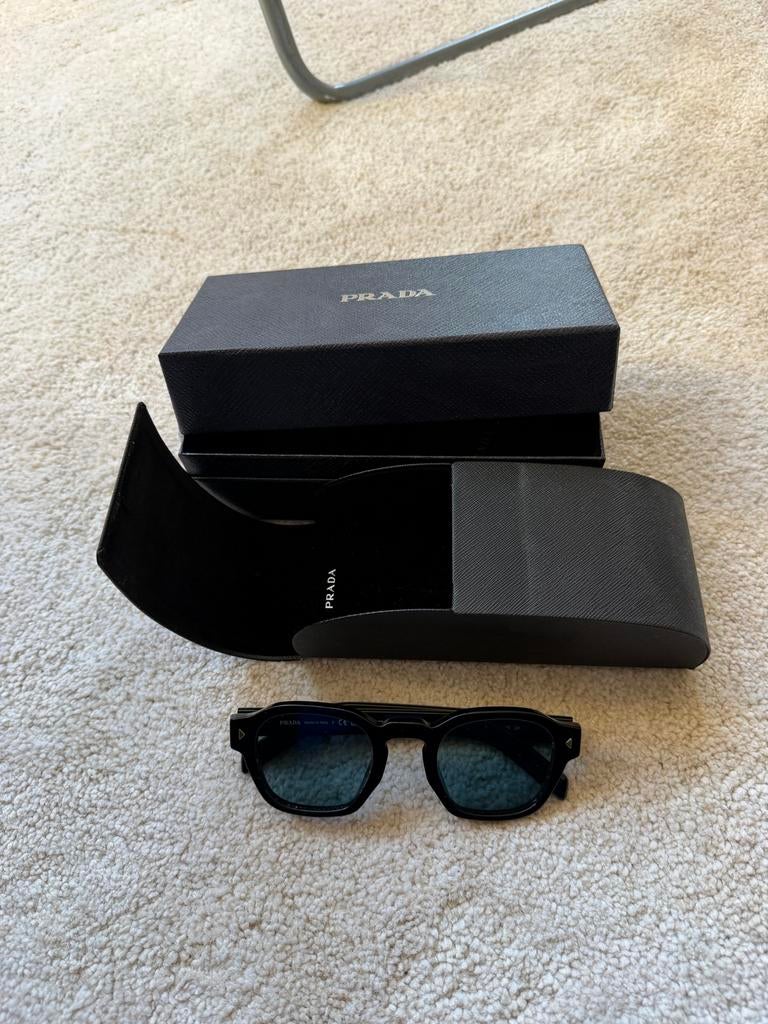 Prada zonnebril PR A16S, Zonnebril, Prada, Verzenden, Zwart