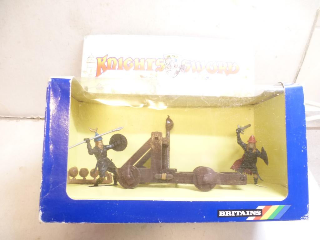 Britains 7746 Knights of the Sword catapult met 2 figuurtjes, Ophalen of Verzenden, Zo goed als nieuw