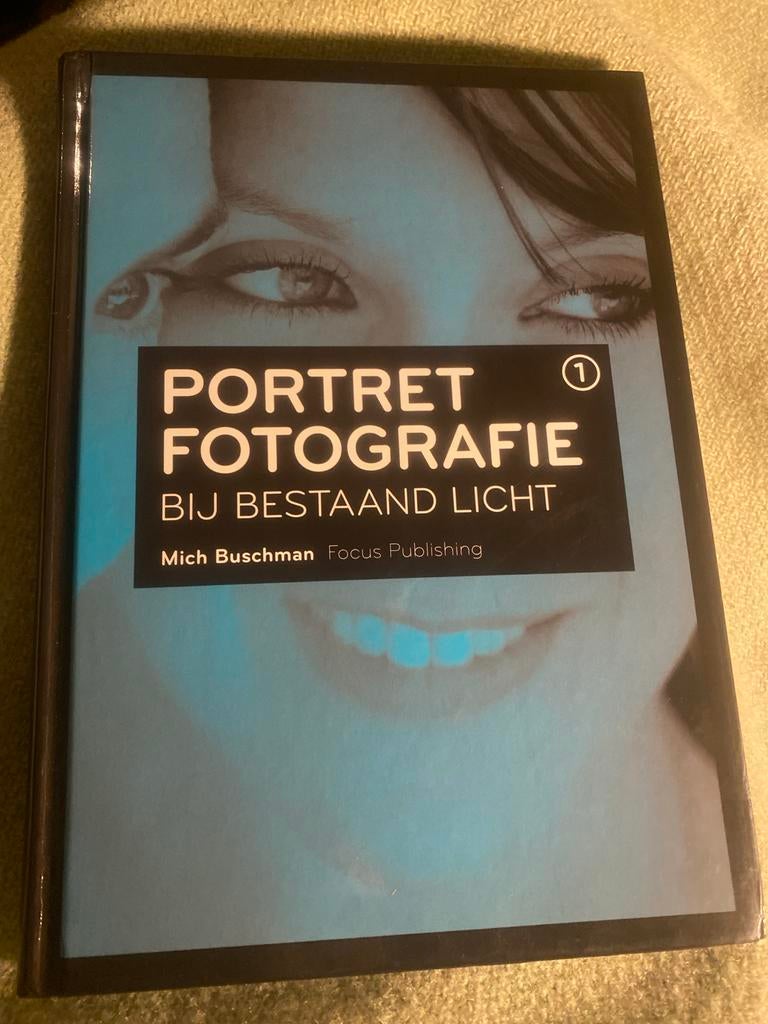 Portretfotografie bij bestaand licht - Mich Buschman, Boeken, Ophalen of Verzenden, Zo goed als nieuw, Fotografie algemeen